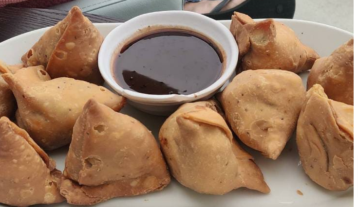 Anushka Sharma has hot samosas with Virat Kohli as bad light interrupts World Test Championship match