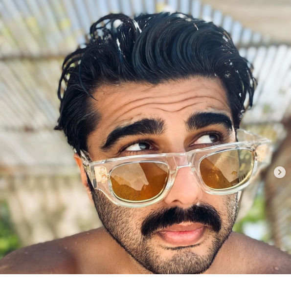 Arjun Kapoor calls himself selfie king while on Maldives vacay with Malaika, Parineeti Chopra has a request