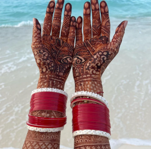 Katrina Kaif flaunts ishaq da chooda, Mehendi in first pic from honeymoon