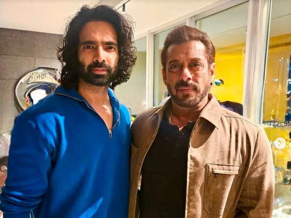 Salman Khans 59th birthday: Sikandar star cuts cake with niece Ayat