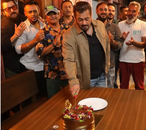 Salman Khans 59th birthday: Sikandar star cuts cake with niece Ayat